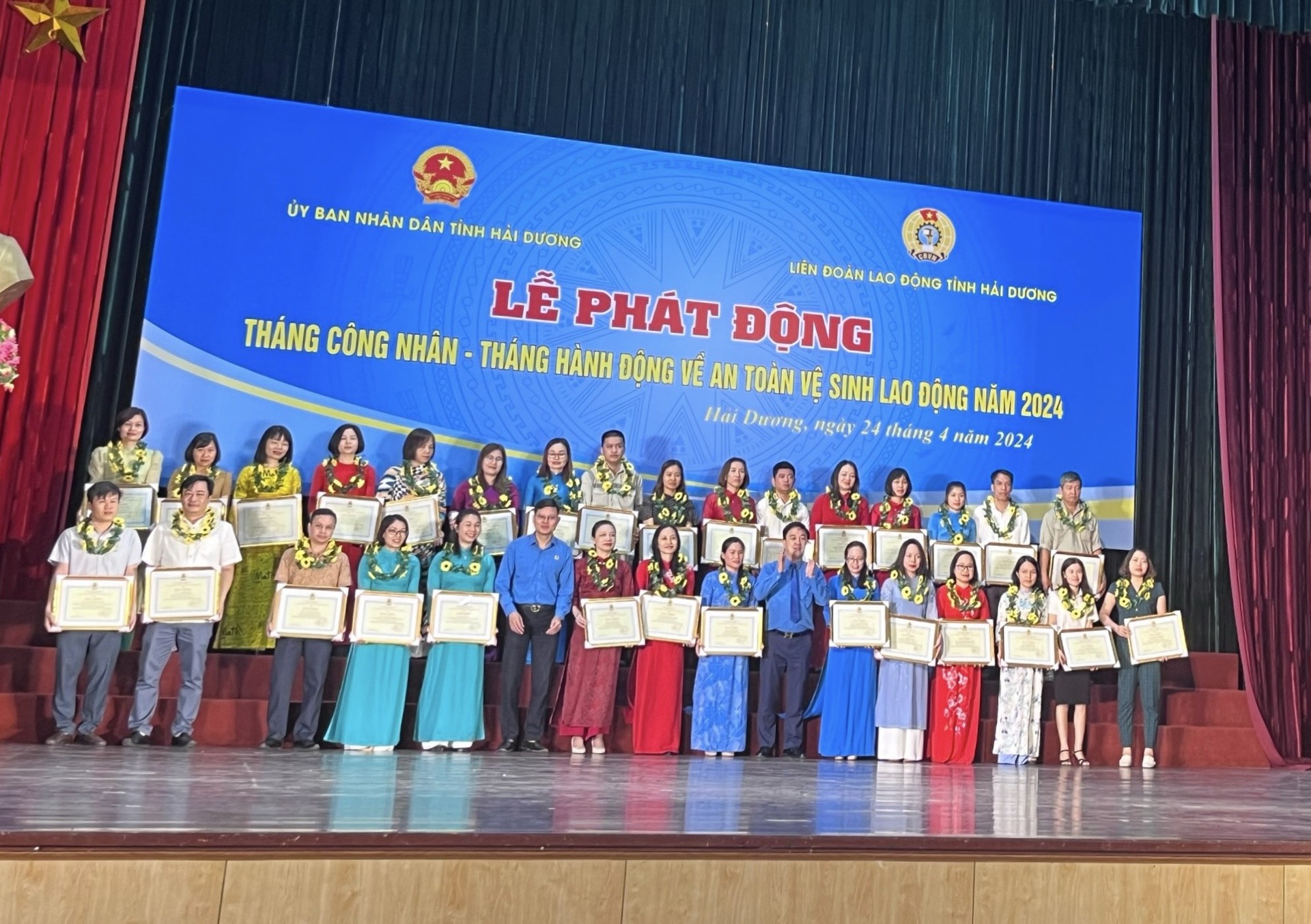 2 nữ công đoàn viên xuất sắc của CĐ trường chuyên Nguyễn Trãi được Liên đoàn Lao động tỉnh Hải Dương tôn vinh.